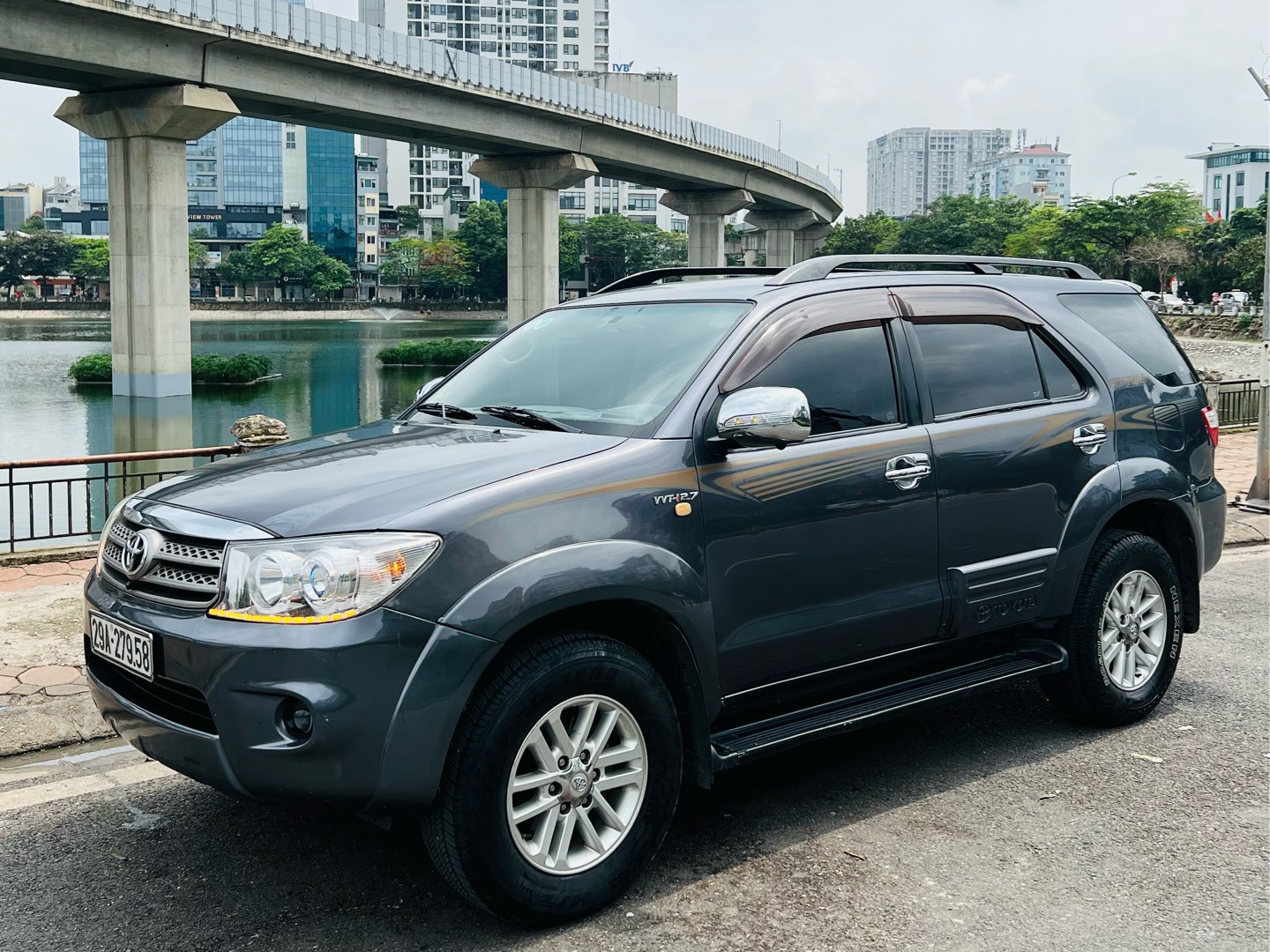 TOYOTA FORTUNER 2011