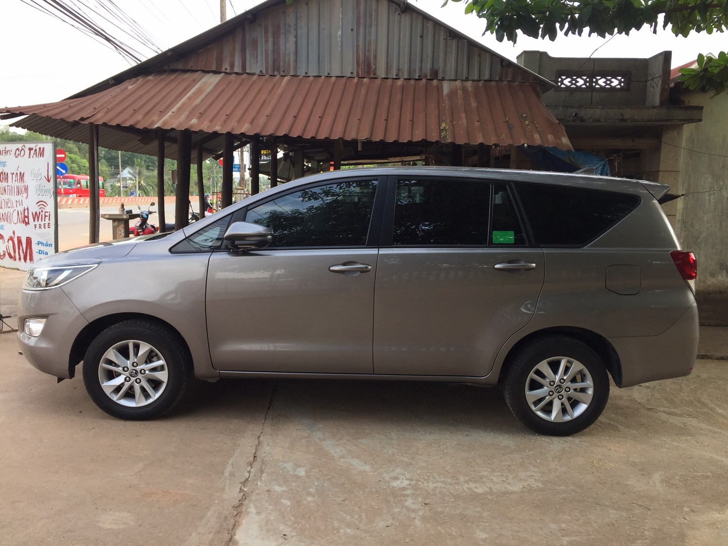 TOYOTA INNOVA 2018